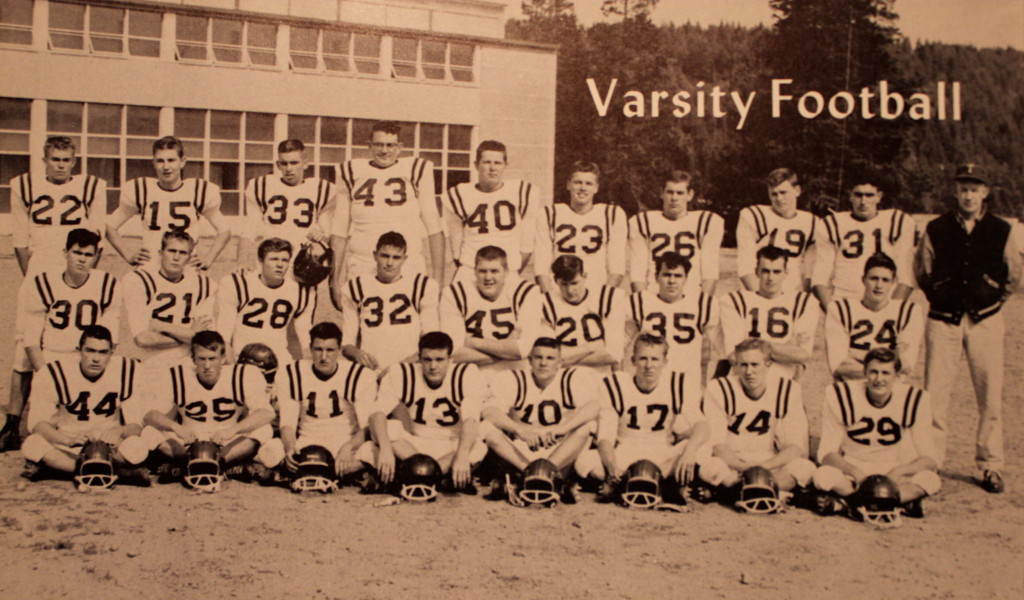 Bottom Row: Bill Goodhue, Al Cain, Hal Drumond, Paul Young, Bob Tamlin, John Hutchens, Terry Walker, Curtis Draney 2nd Row: Claude Dewberry, Doug Baxter, Jack Greenstreet, Charles Glenn, Bob Jinks, Greg Wainscoat, Mike Kaspian, David Decker, Al Eberhardt; Top Row: Mike Camola, Dan Chandler, Reg Smart, Jim Schull, Bill Nichol, Glen Batrics, Joe Sheehan, Brian Calhoun, Bill Thornton, Coach Penderegast 